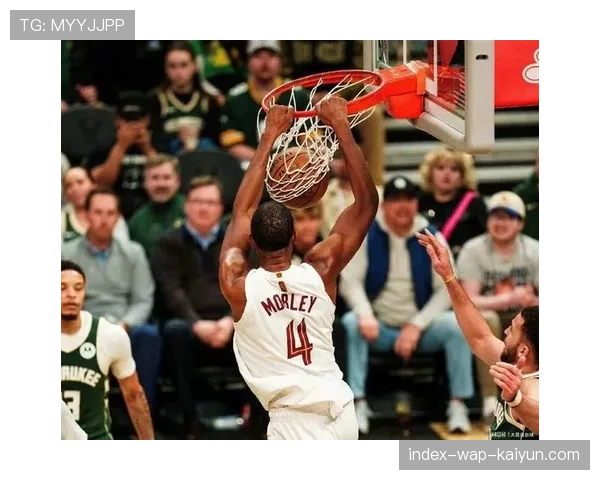 太阳防守篮板保护体系松散 被雄鹿多次抢到进攻篮板组织二次进攻